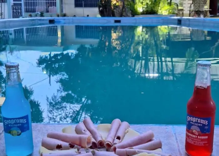 Casa Con Parqueo, Netflix Piscina En Hotel Villa Marchena
